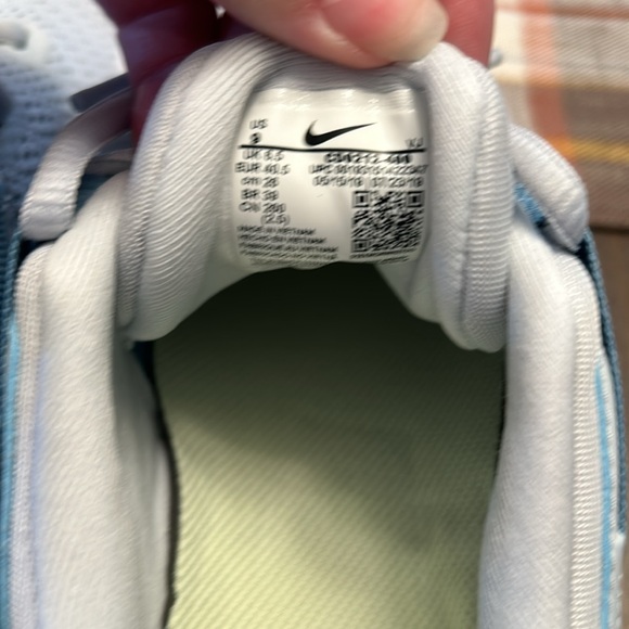 Nike Women’s Training Shoes.  Size 9.  Light Gray and Green. - Picture 11 of 12